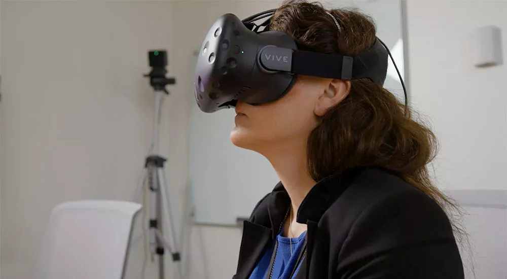 Frau mit VR-Headsets